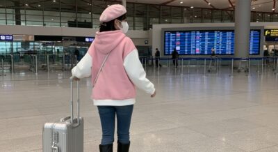 特定技能在留期間が終わり、空港でスーツケースを持って帰国するベトナム人